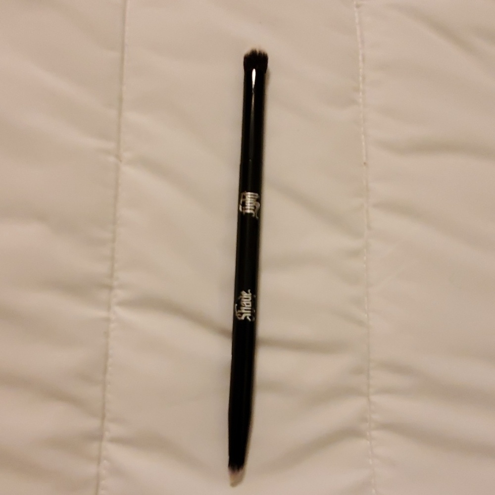 KAT VON D Shade and Light Eyeshadow Brush